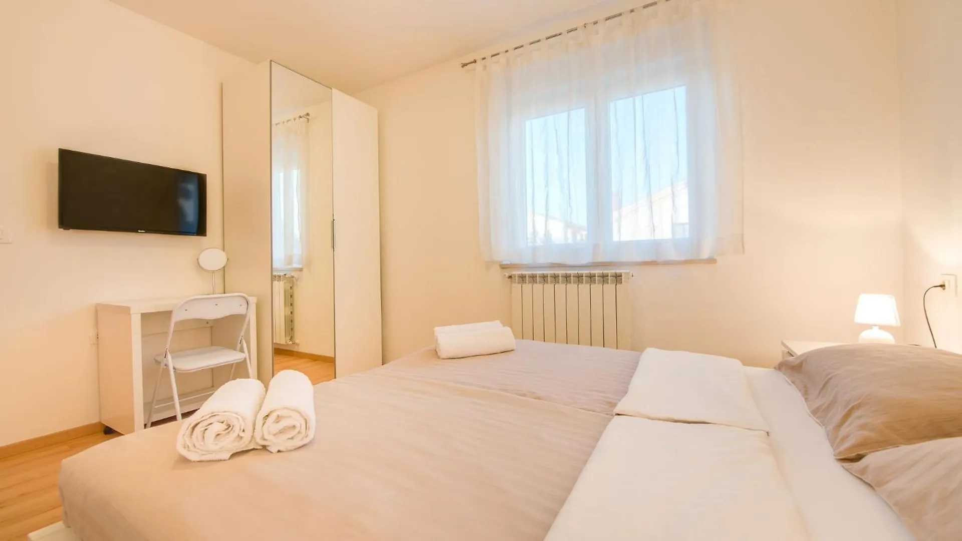 Geraeumige Wohnung Mit Zwei Schlafzimmern In Pula Apartment