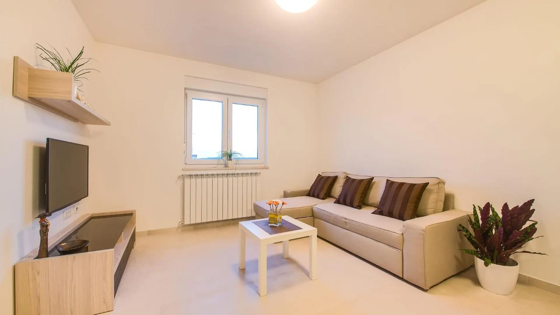 Geraeumige Wohnung Mit Zwei Schlafzimmern In Pula Apartment